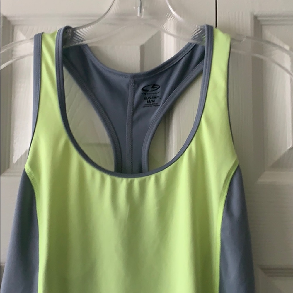 Workout top - Picture 2 of 2